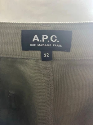 Olivgröna raka jeans från A.P.C. - Snygga olivgröna jeans från A.P.C. i rak modell. Klassisk design med en bakficka och bälteshällor. Perfekta för en clean och stilren look. Tillverkade i ett slitstarkt bomullstyg som känns bekvämt hela dagen.