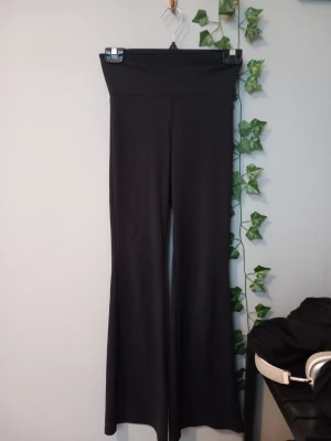 Svarta bootcut leggings - Säljer ett par svarta träningsleggings med bootcut-modell och hög midja. De är stretchiga och sitter tight upptill men har utsvängda ben. Perfekta till träningar eller när man är ute och går och superbekväma. På bilden är de dock för korta för mig. Passar folk som är kring 150 cm. Köptes i Turkiet❣️