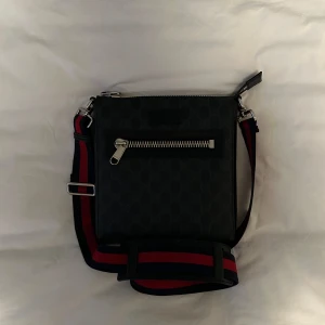 Gucci Messenger bag  - Äkta Gucci bag Skick 10/10 inget fel på den.  Box och påse finns!tyvärr inte kvitto men kan garantera att den är äkta! 6000kr 
