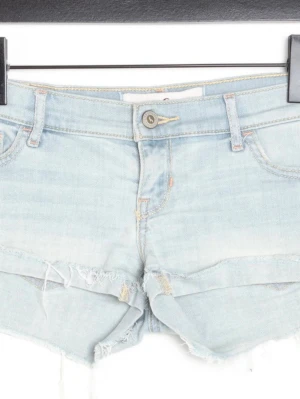 Jättesnygga hollister shorts🩷🩷 - Superfina ljusblå jeansshorts från Hollister i storlek W24 🩷 Shortsen har en ljus tvätt, klassiska fickor och snygga råa/slitna detaljer längst ner. Perfekta till sommaren och går att matcha med nästan allt! Jeansshortsen har tyvärr en liten fläck längst ned i vid kanten (man kan se på sista bilden) men går säkert bort i tvätten och stans inte lika tydligt när man har på sig de! Skriv gärna vid fler frågor 💕🌸