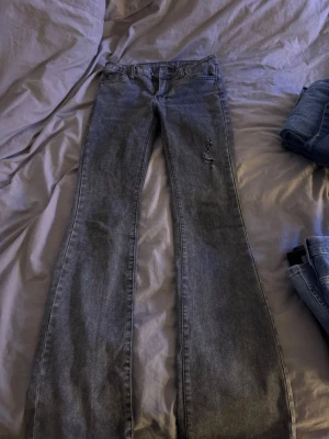 Gråa jeans - Super snygga lågmidjade gråa jeans lappen är avklippt men tror de är från hm. Helt oanvända ny pris runt 300kr