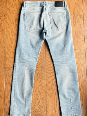 Ljusblå raka jeans ifrån neuw  - Säljer ett par ljusblå jeans ifrån neuw. Jeansen har deras klassiska design på bakbenen. Jeansen är i ett väldigt mjukt o strech denim