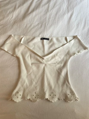 Vit offshoulder topp från Zara - Supersöt populär vit offshoulder topp från Zara, säljs inte längre 