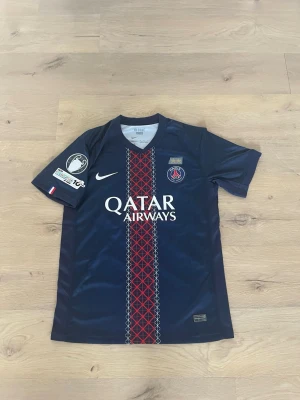 PSG 25/26 hemma - Helt ny aldrig använd PSG T-shirt med Kvaratskhelia på ryggen. Hör av er vid frågor eller funderingar!