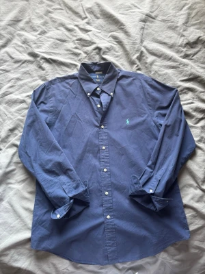 Ralph lauren skjorta - Ralph lauren skjorta Köpt från velora uf så 100% äkta  Skick 9/10 Storlek M Nypris runt 1800kr