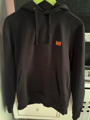 Hov1 hoodie  - Säljer min hov1 hoodie från deras hov1 4ever tour, köpte den på zinken för 700 kr. Fint skick dock ett hål längst ute vid armen(se sista bilden) men inget som påverkar den💕