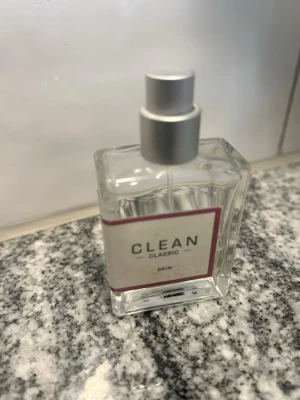 CLEAN Classic Skin parfym - Fräsch parfym från CLEAN i doften Classic Skin. Jag uppskattar att det är lite mer 1/3 kvar av flaskan om 30ml. Perfekt om du vill testa doften ett tag. Etiketten är lite smusig och locket är borta. Har  stått svalt och mörkt. Trevligt doft men har dessvärre lite för många.