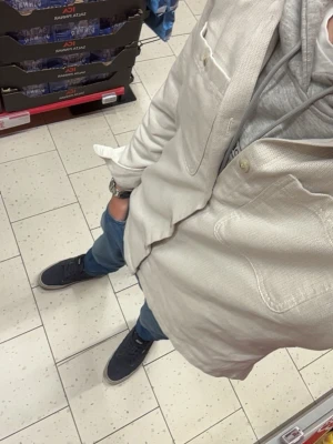 Beige Overshirt från Jack&jones  - Tja! Ja säljer en av mina fina overshirts från Jack&jones riktigt fint skick säljer pga att ja inte använder den, nypris 649kr pris kan diskuteras tveka inte om att höra av dig vid någon fundering✌️
