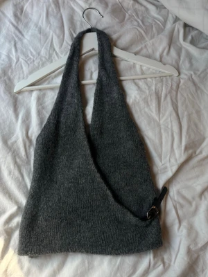 Grå stickad halterneck topp - Säljer en grå stickad halterneck topp från Zara i storlek S, super fint skick 💕