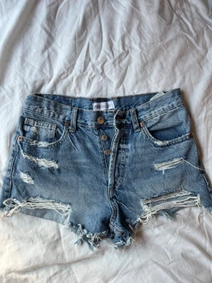 Blå  jeansshorts  Zara - Säljer ett par blå jeansshorts från Zara mycket bra skick i storlek 34💕