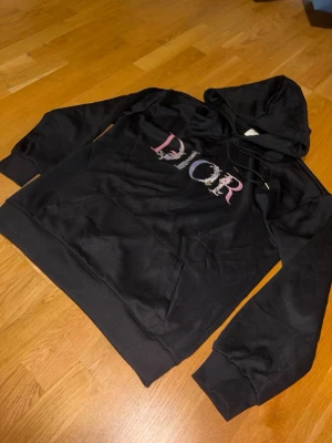 Hoodie - nytt hoodie som var för litet för mig säljer den för bra pris och kan diskutera priset vid snabb afär