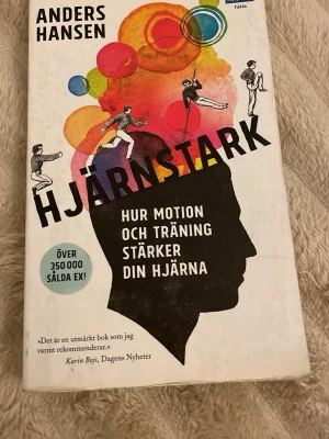 Hjärnstark av Anders Hansen - Hjärnstark är en pocketbok av Anders Hansen med vitt omslag och färgglada illustrationer. Boken handlar om hur motion och träning påverkar hjärnan och är utgiven av Månpocket. Perfekt för dig som vill förstå kopplingen mellan fysisk aktivitet och mental styrka.
