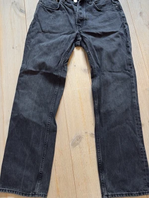 Zara jeans i straight fit  - Zara jeans i straight fit. Storlek 40. Svarta. Nyskick och inga tecken på användning 