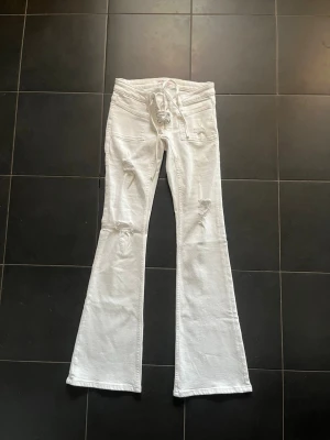 Vita Jeans  - Vita jenas med hål från Gina! Använd 2 gånger ! Skriv för mer bilder 