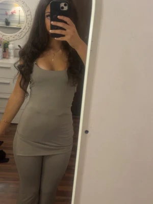 Beige two piece - . Perfekt för dig som gillar en enkel men trendig look.