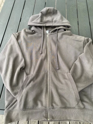Bershka hoodie - Grå hoodie från Bershka, mörkgrå snygg färg, skön passform och tjockt fint material. Storlek M. Hör av dig vid intresse☝️⚜️