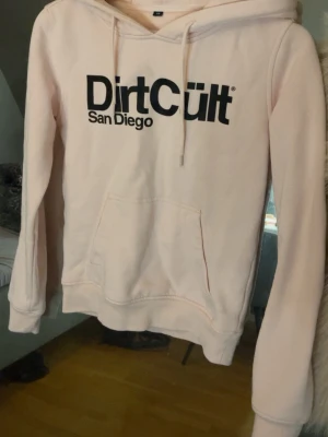 Dirtcult hoodie - Jättefin hoodie, använt 2 gånger då jag inte tycker den är för mig, storleken är liten så den passar xs/xxs. Skriv för mer bilder och frågor!💕💕