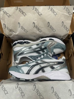 Asics Gel-Kayano 14  sneakers - Snygga Asics Gel-Kayano 14 sneakers i silver, vitt, svart och ”blått” .