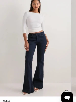 SÖKES Mörkblå bootcut jeans - SÖKES DESSA BYXOR I STORLEK 38.