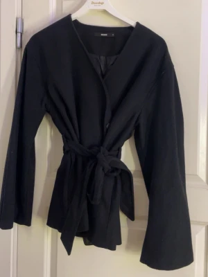 Kappa - Säljer denna kappa ifrån bikbok i storlek S med knytband. Använd fåtal gånger. Nypris 699kr. 
