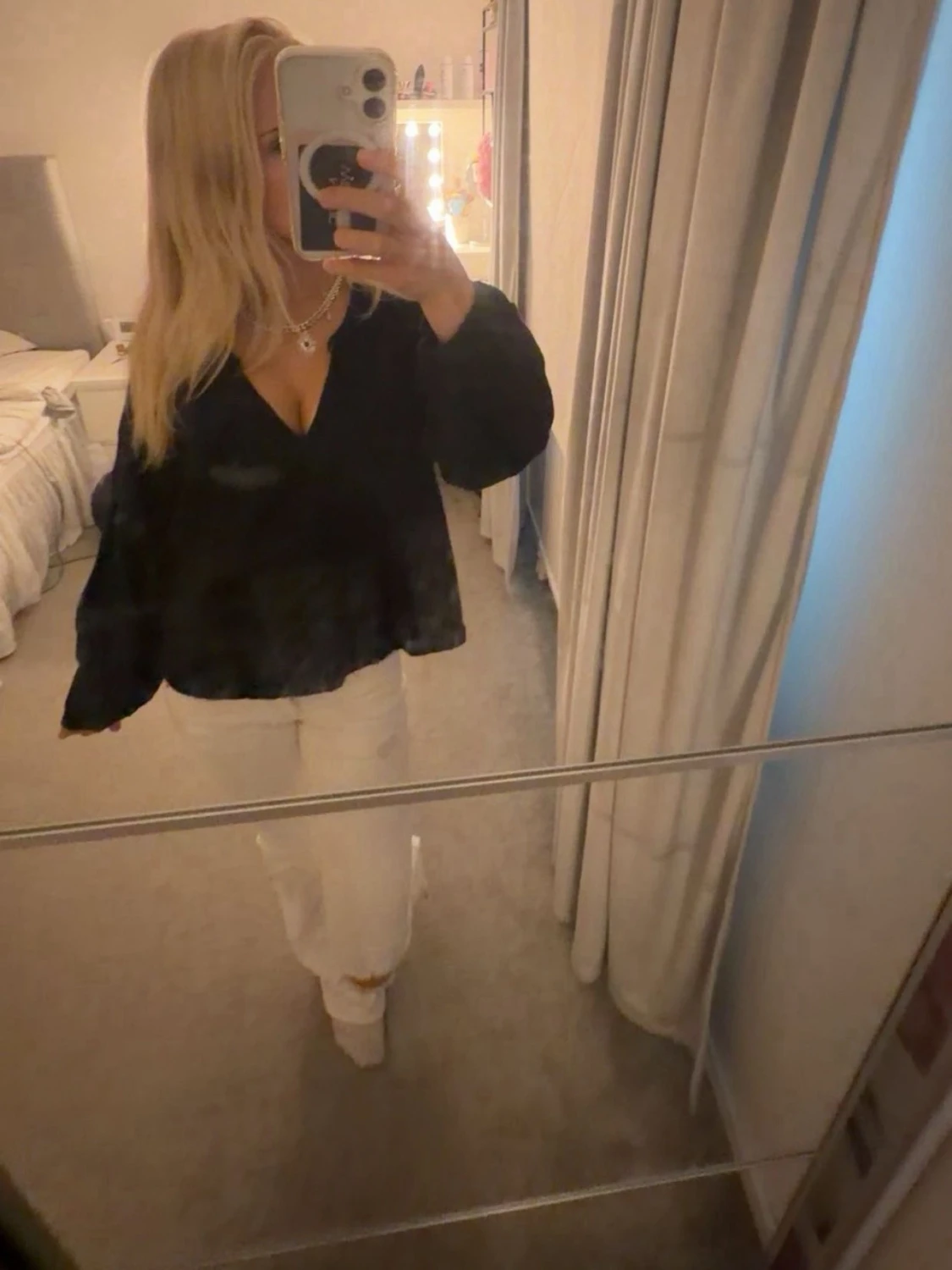 Svart v-ringad blus med lång ärm