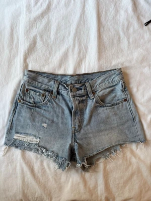 Levis shorts  - Jeans shorts från Levis, w 24, jag skulle säga att det passar en xs/s😇😇