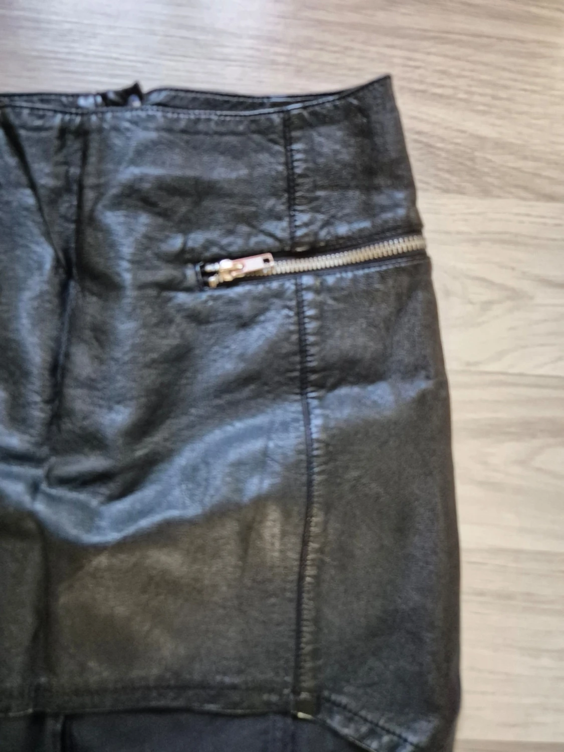 Svart kort kjol i skinnimitation - 3