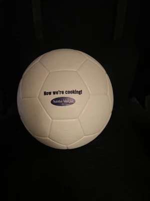 Oanvänd vit fotboll - Säljer en fotboll som jag vann på en tävling av santa maria. Inte många har en sån här snygg fotboll😉 KONTAKTA MIG INNAN NI KÖPER och säg om ni vill att jag ska skicka bollen upppumpad eller tom blir billigare frakt om man vill köpa den utan luft i