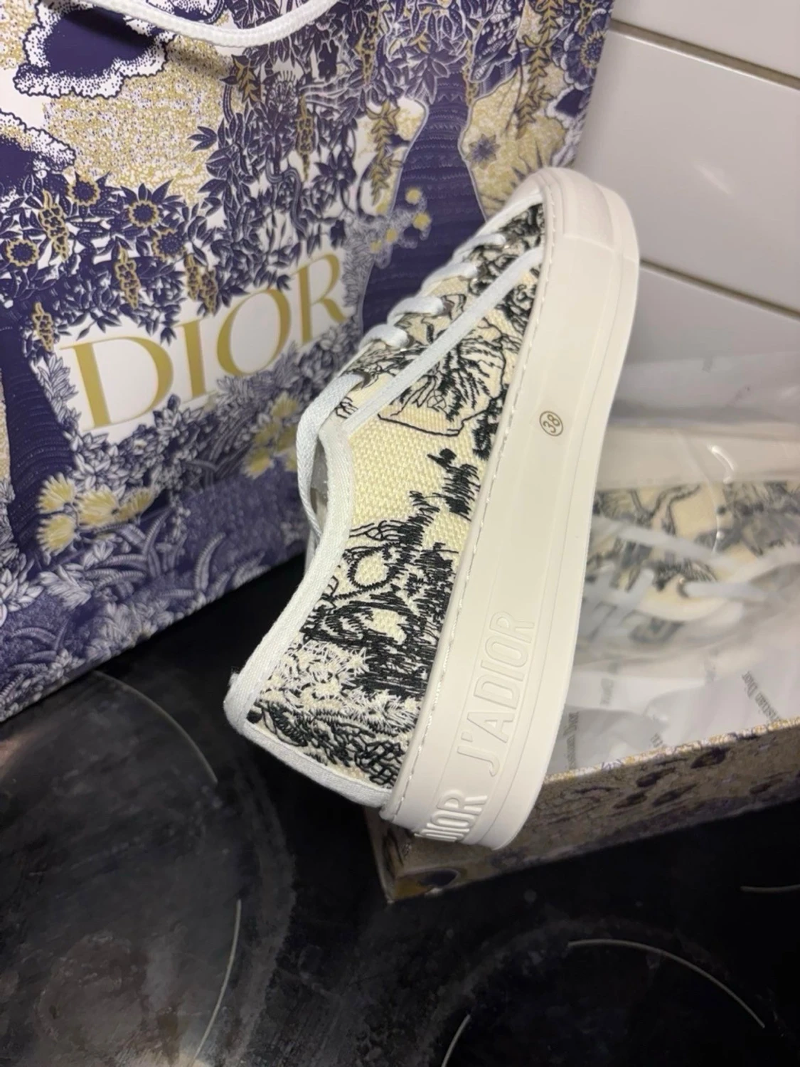 Dior sneakers med svartvitt mönster