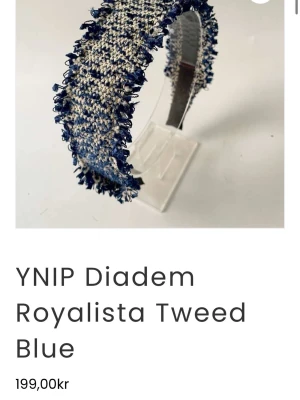 Blått diadem från YNIP - Snyggt diadem från YNIP i blå och vit tweed med fransiga kanter. Diademet är köpt på NK och är aldrig använt utan bara testat! Nypris: 199kr💙💙💙