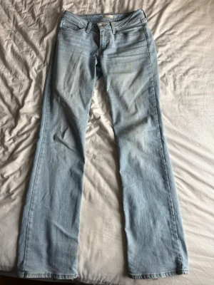 Superlow boot jeans från Levi’s - Jätte fina ljusblå Levi’s jeans, low/mid waisted. I storlek W27, L34. Dem är lite slitna längst ner, men smutsen går bort när jag tvättar dem