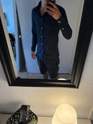 Mörkblå Skjorta - Säljer denna skjorta i slim fit M, sitter grymt och 10/10 skick, skriv vid fundering/)