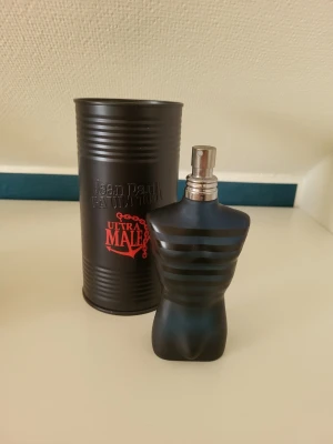Jean Paul Gaultier ultra male edt 125ml.  - Jean Paul Gaultier ultra male edt 125ml. Ungefär 2/3 delar kvar så runt 80ml. Parfymen är i perfekt skick utan några brister. Säljer då den fallit mig ur smaken. Det är en fruktig och vanilj doft som luktar supergott.