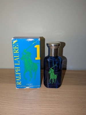Ralph Lauren Polo blue 1 Eau de toilette - Säljer min äkta Ralph Lauren Polo Blue 1 Eau de Toilette (50 ml) med originalkartong. En fräsch och klassisk herrdoft med friska citrusnoter, melon och träiga inslag som passar perfekt till vardags. Ca 35ml/50ml kvar i flaskan!😁