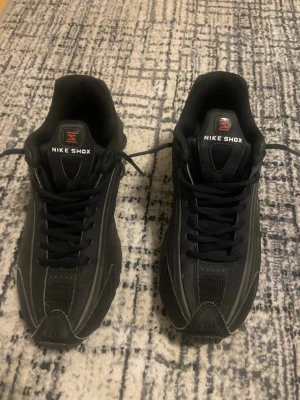 Nike shox  - Hej säljer svarta Nike shox skor på grund av ingen stor användning pris kan diskuteras. Dom är i väldigt bra skick inget hål osv. Om du har några frågor skriv gärna!