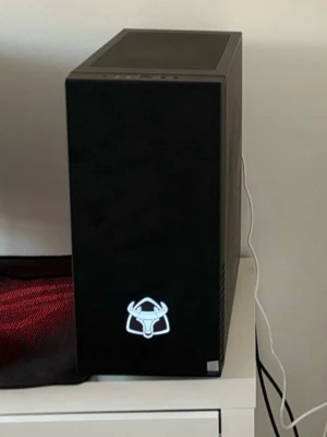 Svart stationär dator med GTX 1660 Ti - Säljer en svart stationär dator med stilren design och lysande logotyp på fronten. Utrustad med Intel Core i5-9400F processor, 16 GB RAM, NVIDIA GeForce GTX 1660 Ti grafikkort (6 GB) och 477 GB SSD. Perfekt för gaming och vardagsbruk. 