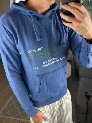 Vintage hoodie  - Väldigt snygg och trendig! Mått: A:53 B:50 C:45 D:63 (cm) Skriv vid fundering 😇🙌