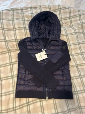 Moncler cardigan - Pasar runt 170-185 kan sänka pris för snabafär