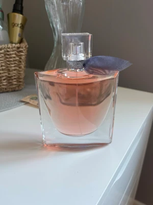 La Vie Est Belle parfym 100 ml - Använd 1 gång, Tyckte den luktade jättegott när jag testade den av en kompis men när jag beställde den och testade den själv kände jag att det inte var en doft för mig då jag gillar andra noter bättre. Säljer då den inte kommit till användning bortsett från testprayet 💗Råkat slänga kartongen till parfymen när jag städat💗hoppas någon annan får bättre användning för den än jag. Köpt för 1700, kan gå ner till 1000 för snabb affär