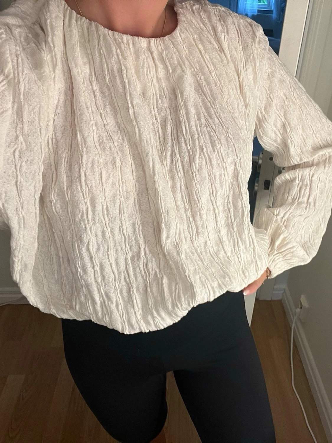 Vit crinkle-blus med lång ärm - 3