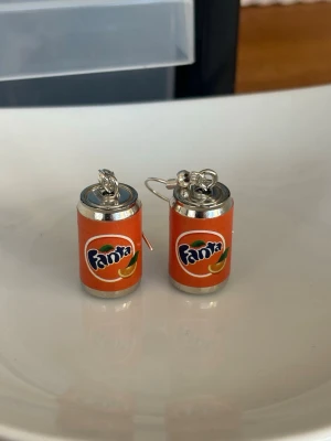 Örhängen fantaburkar💕 - Örhängen med silverpläterade nickelfria örkrokar💕