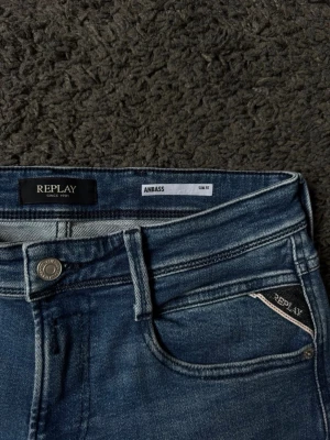 Blå slim fit jeans från Replay 30/30 - Snygga blå jeans från Replay i modellen Anbass med slim fit passform. 