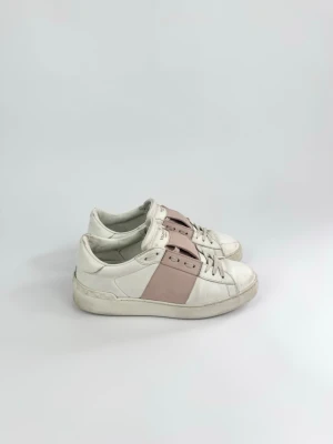 Valentino Open Sneaker Dam  - Valentino open sneakers i rosa och vit. Märke: Valentino  Garavani Storlek: 37 o 1/2  Färg: Vit och rosa Skick: Använda med slitage på vissa ställen, men mycket kvar att ge, se bilder. Beskrivning: Endast skor tillkommer. 
