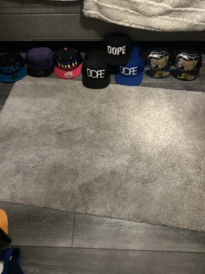  kepsar YOLO & DOPE 1 för 70 2 för 140 alla för 700 - Säljer flera snapback kepsar med YOLO och DOPE-tryck i olika färger som svart, blå, lila och rosa. Några kepsar har färgglada detaljer och broderade loggor. Perfekt för dig som vill sticka ut och addera streetstyle till din outfit.