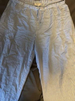 Randiga pyjamasbyxor från Kappahl - pyjamasbyxor från Kappahl i blåvitrandigt mönster. 