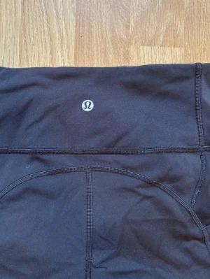 Superfina lululemon leggings!! - Supersköna och bra lululemon leggings i storlek 6 som motsvarar S❣️💓 dom är jättefint skick bara lite små nopprar på insidan som inte syns (se bild) dom har även fickor på sidan. Säljer pga jag behöver pengar❣️