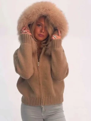 Beige teddyjacka med fluffig huva - Jätte snygg jacka från Alessa skriv för flera bilder