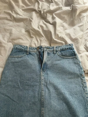 Kort jeanskjol från Vila - jeanskjol från vila, inte för highwaist men inte för low waist heller :) , står även ”size 28” o vet inte riktigt va de klassas för normal storlek, men skulle säga att den sitter som en storlek XS-S