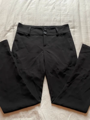 Svarta kostymbyxor - Snygga svarta kostymbyxor. Perfekta till skjorta eller t-shirt för en clean outfit. Helt nya utan prislapp. Aldrig använda 