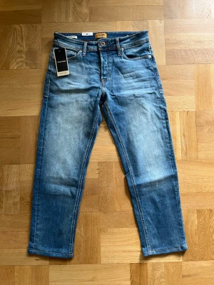 Blå tapered jeans från Jack & Jones - Blå Jack & Jones jeans, med passformen Tapered Mike storlek W30L32. Hör av er kring minsta fundering!
